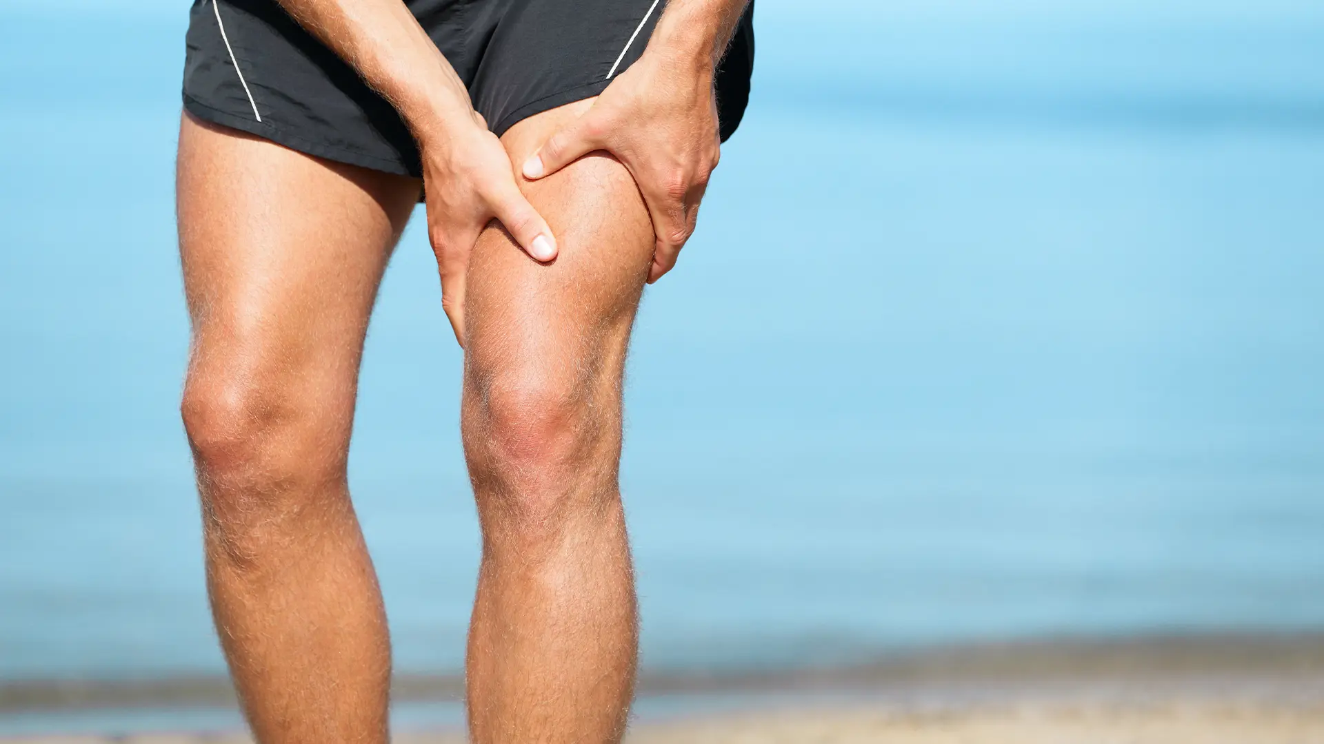 perna masculina com foco no joelho
