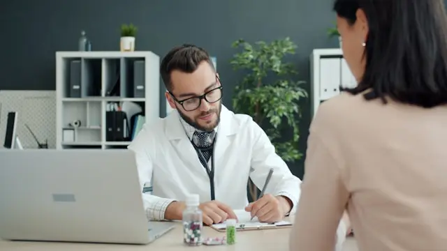 médico receitando medicamento