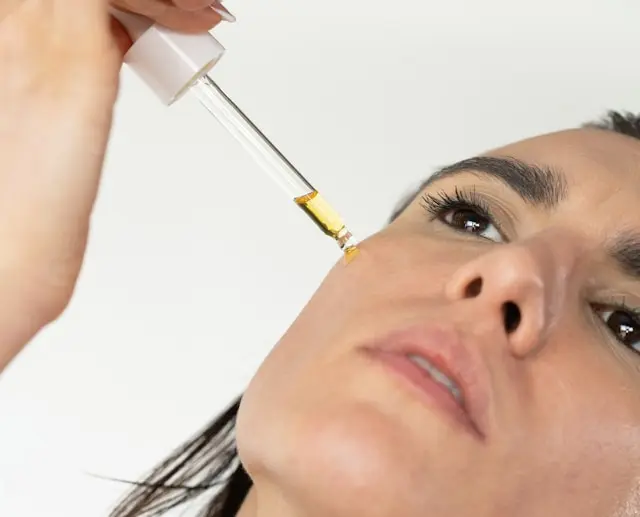 mulher aplicando retinol na face