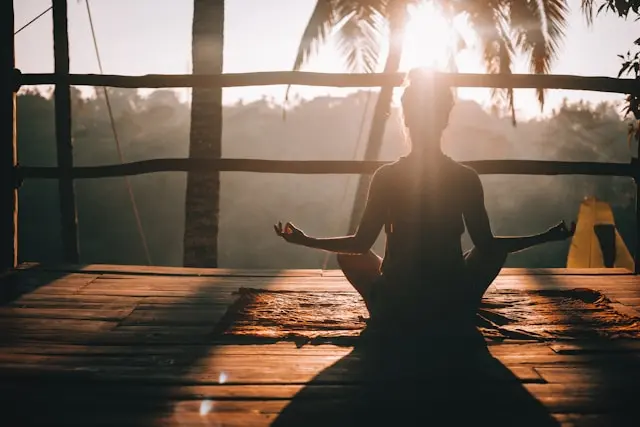 mulher fazendo yoga frente ao sol