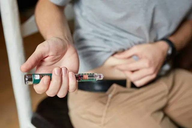caneta emagrecedora nas mãos masculinas